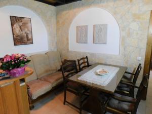- un salon avec une table et un canapé dans l'établissement Kamnita hiša Stari klesar, à Ilirska Bistrica