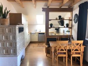 Ferienwohnung Mayr في فوسن: مطبخ وغرفة طعام مع طاولة وكراسي