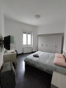 A bed or beds in a room at Ostello Le Ville di Cornigliano