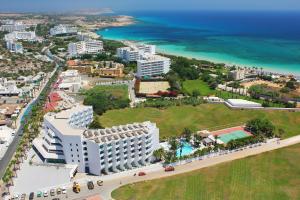 uma vista aérea de um resort e do oceano em MARGADINA HOTEL em Agia Napa