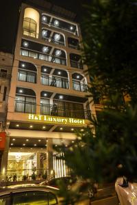 een hoog gebouw met een luxe hotelbord erop bij H&T Luxury Hotel in Sa Pa