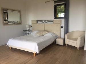 Posteľ alebo postele v izbe v ubytovaní Villa l'Alpana en bois vue mer a 180 degres