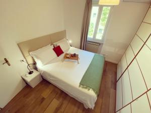 ein kleines Schlafzimmer mit einem Bett und einem Tisch darauf in der Unterkunft Casa Carolina: King Size Bed across from Golden Beach in Desenzano del Garda