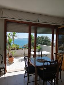 una sala da pranzo con vista sull'oceano di Le Fioriere Residence a Porto Santo Stefano