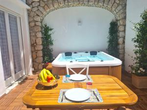 un jacuzzi con una mesa frente a una mesa en Tiberio House & Spa, en Capri