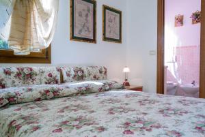 A bed or beds in a room at AFFITTACAMERE L'ARCOBALENO