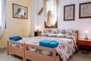 A bed or beds in a room at AFFITTACAMERE L'ARCOBALENO