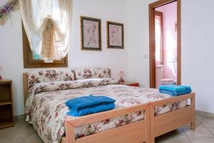 A bed or beds in a room at AFFITTACAMERE L'ARCOBALENO