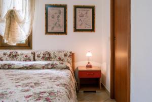A bed or beds in a room at AFFITTACAMERE L'ARCOBALENO
