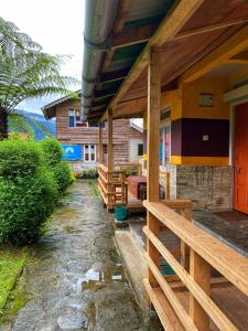 Casa con porche de madera y patio en Odyssey's Darap Eco Retreat, en Pelling