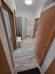 a hallway with a door leading to a bathroom at Fewo am Reiterhof in Quedlinburg