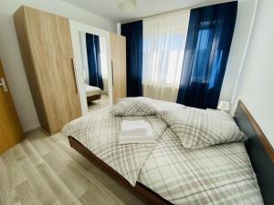 a bedroom with a bed with a plaid blanket at Schönes Apartment im Stadtzentrum von Erfurt in Erfurt