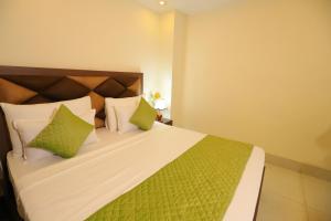 Łóżko lub łóżka w pokoju w obiekcie Hotel Mayur Assam - New Delhi Railway Station