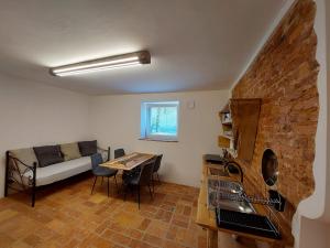 uma sala de estar com um sofá e uma mesa em Villa Coola em Liubliana