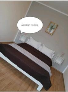 a bedroom with a bed with a speech bubble above it at Vila Happy House in Costinesti