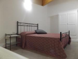 A bed or beds in a room at Echoes of Pleasure