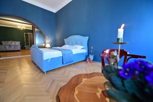 Dormitorio azul con cama y mesa en Lovely 2 bedroom apartment in historic city center, en Sibiu
