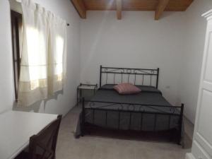 A bed or beds in a room at Echoes of Pleasure