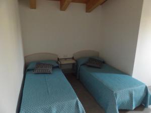 A bed or beds in a room at Echoes of Pleasure