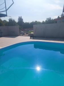 Bazén v ubytování Gästehaus Kathi Campingplatz Buschcamper nebo v jeho okolí