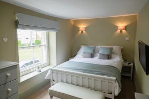 a small bedroom with a bed and a window at Acorn Apartment in York