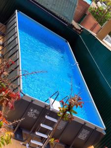 uma vista superior de uma piscina azul com escadas em Guest House Apelsin em Yeysk
