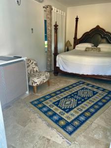 1 dormitorio con 1 cama, TV y alfombra en Apartments Gjenashaj, en Ulcinj