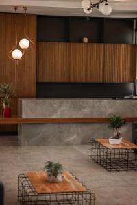 een lobby met twee tafels en twee potplanten bij Salt Boutique Hotel in Palouki