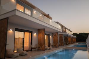 een villa met een zwembad en een huis bij Salt Boutique Hotel in Palouki +24 foto's