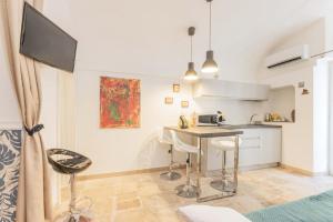 Una cocina con una mesa y sillas en una habitación. en Extravacanza Old Town, en Polignano a Mare