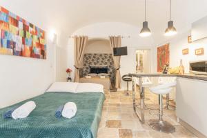 Un dormitorio con una cama y una mesa en una habitación. en Extravacanza Old Town, en Polignano a Mare