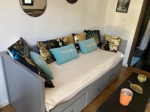 ein Sofa mit Kissen darauf im Zimmer in der Unterkunft Cottage in Pessac