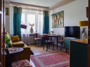 One&Only Saska Kępa Apartment في وارسو: غرفة معيشة مع أريكة وطاولة