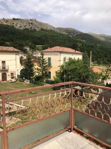 - une vue depuis le balcon d'une maison dans l'établissement La Casa del Lupo, à Collimento
