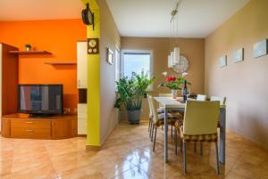TV a/nebo společenská místnost v ubytování Apartment Sugar