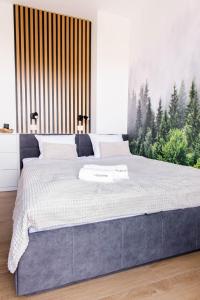 een slaapkamer met een groot bed met een grote foto aan de muur bij Forest 21 by Housine in Zator