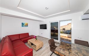 Χώρος καθιστικού στο Lovely Home In Kastel Luksic With Sauna