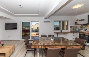 Η κουζίνα ή μικρή κουζίνα στο Lovely Home In Kastel Luksic With Sauna