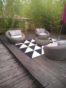 Zdjęcie z galerii obiektu Maison confortable avec terrasse en bois au calme sans vis à vis , 2 chambres, sur un parc de 4000m2 arboré et clos w mieście Pissos
