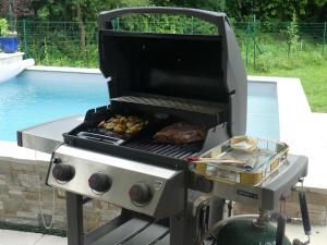 Kemudahan BBQ tersedia untuk tetamu di rumah percutian