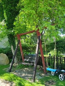 a swing under a tree in a yard at Agroturystyka u Strażaka in Świeradów-Zdrój