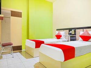 Tempat tidur dalam kamar di COLLECTION O 91331 Hotel Grand Saota Soppeng