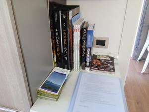 uma estante de livros com um monte de livros sobre ele em Appartamento Prima Rosa em Primaluna