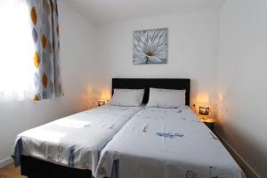 A bed or beds in a room at Apartment Pridraga