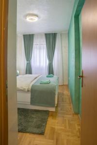 Tempat tidur dalam kamar di Lux Deluxe Apartment