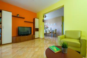 TV a/nebo společenská místnost v ubytování Apartment Sugar