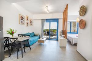 - un salon avec un canapé bleu et une table dans l'établissement Venetia's apartments, à Karpathos
