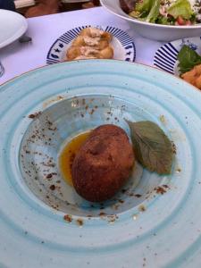 un plato azul con un muffin en una mesa en Yilmaz Hotel, en Ortakent