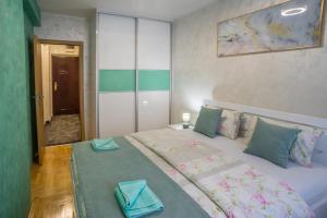 - une chambre avec un lit et 2 serviettes dans l'établissement Lux Deluxe Apartment, à Žabljak