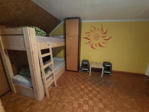 Palanda nebo palandy na pokoji v ubytování The RiverSide Chill Hostel